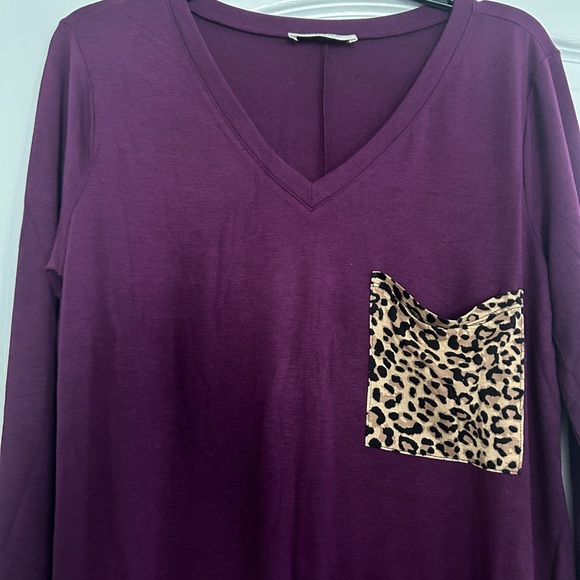 Zenana V-Neck Leo Pocket Top NWOT Size Large LS Plum - Picture 3 of 6